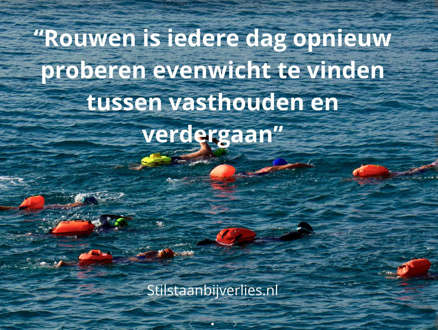 iedere dag opnieuw proberen evenwicht te vinden tussen vasthouden en verdergaan.</p>
<p>Het is een lichaam dat moe is van dragen.<br />
Een hoofd dat overvol is.<br />
Een hart dat blijft zoeken naar wat er niet meer is.</p>
<p>Rouwen gebeurt niet alleen op verdrietige dagen.<br />
Het zit ook in:</p>
<p>* de stilte na een drukke dag,<br />
* het niet meer kunnen delen van gewone momenten,<br />
* het gevoel dat niemand echt ziet hoeveel energie het kost om “gewoon” door te gaan.</p>
<p>Soms lijkt het alsof je niets doet.<br />
Maar vanbinnen gebeurt er voortdurend van alles:<br />
herinneren, missen, aanpassen, overleven, betekenis zoeken.</p>
<p>Dat is waarom rouw zo uitputtend kan zijn.<br />
Niet omdat je zwak bent,<br />
maar omdat verlies het hele leven raakt.</p>
<p>En misschien hoeft rouw niet opgelost te worden.<br />
Misschien vraagt het eerst om iets anders:</p>
<p>dat iemand zegt<br />
“het is logisch dat dit zwaar is.”